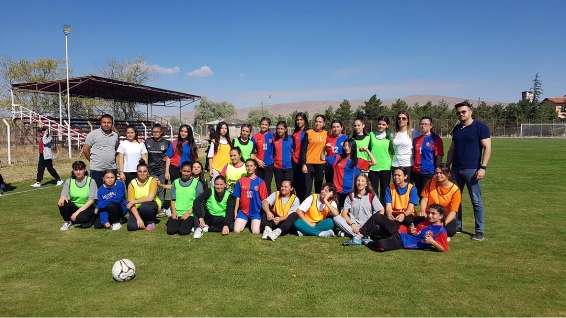 Cumhuriyetimizin Kuruluşunun 100. Yıl Etkinlikleri Kapsamında İlçe Genelinde Yapılan  Futbol Turnuvasında Kız Futbol Takımımız 1. Olmuştur!